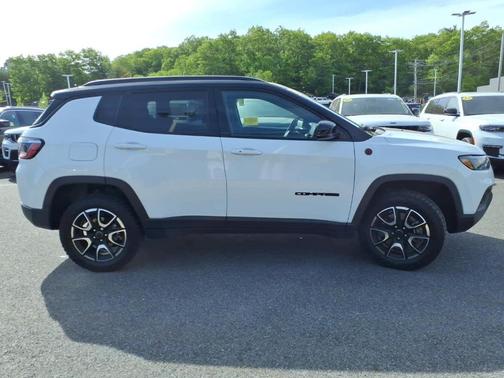 Bright White Clearcoat 2025 Jeep Compass Trailhawk