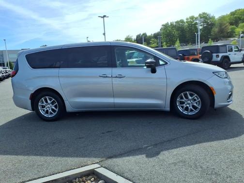 Silver Mist Clearcoat 2024 Chrysler Pacifica Touring-L