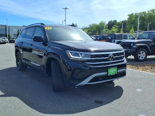 Deep Black Pearl Effect 2023 Volkswagen Atlas 3.6L SE w/Technology