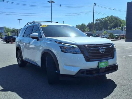2022 Nissan Pathfinder SV