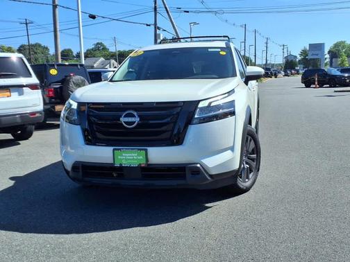 2022 Nissan Pathfinder SV