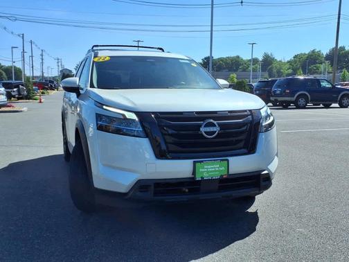 2022 Nissan Pathfinder SV