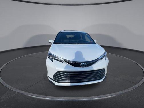 2025 Toyota Sienna Platinum