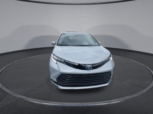 2025 Toyota Sienna Woodland Edition