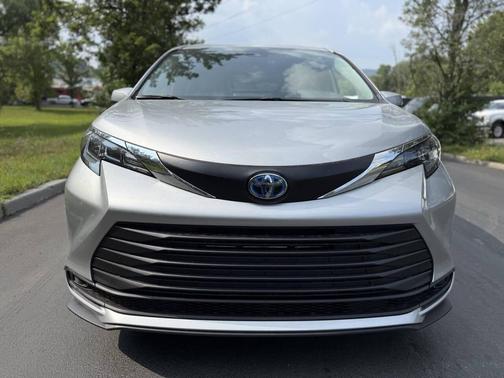 2025 Toyota Sienna LE