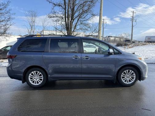 2016 Toyota Sienna XLE