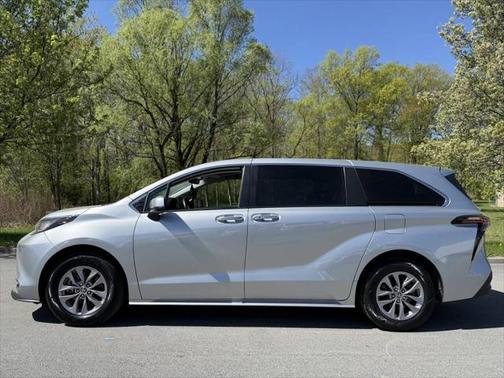 2022 Toyota Sienna XLE 8 Passenger