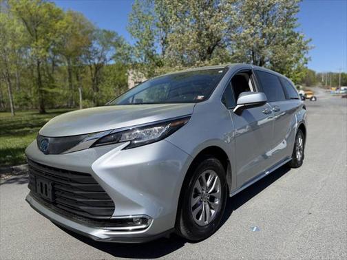 2022 Toyota Sienna XLE 8 Passenger