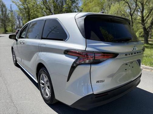 2022 Toyota Sienna XLE 8 Passenger
