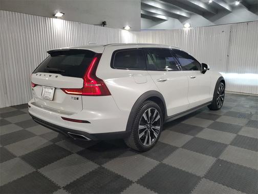 2021 Volvo V60 Cross Country T5