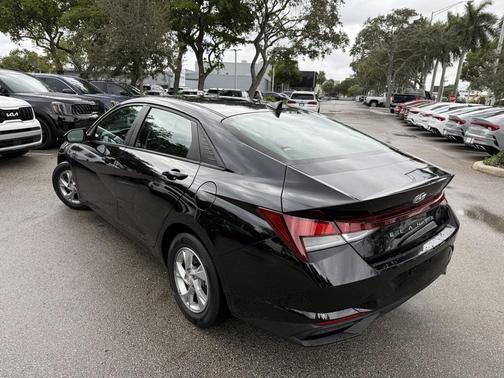 2022 Hyundai ELANTRA SE