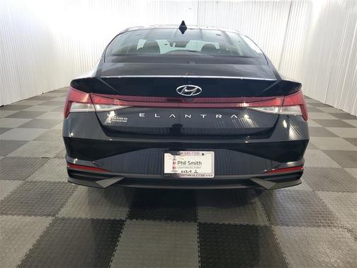 2022 Hyundai ELANTRA SE