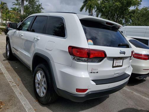 Bright White Clearcoat 2022 Jeep Grand Cherokee Laredo