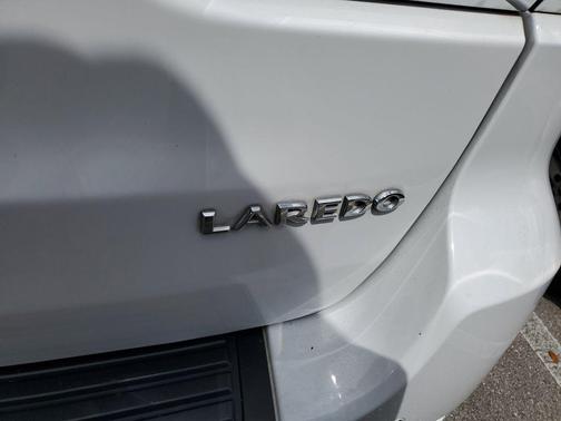Bright White Clearcoat 2022 Jeep Grand Cherokee Laredo