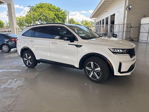 Glacial White Pearl 2023 Kia Sorento S