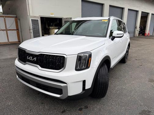 Glacial White Pearl 2024 Kia Telluride EX