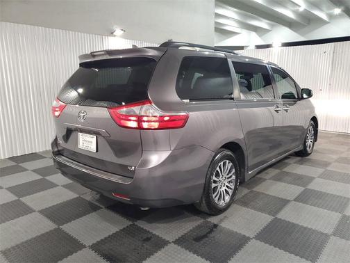 2020 Toyota Sienna XLE
