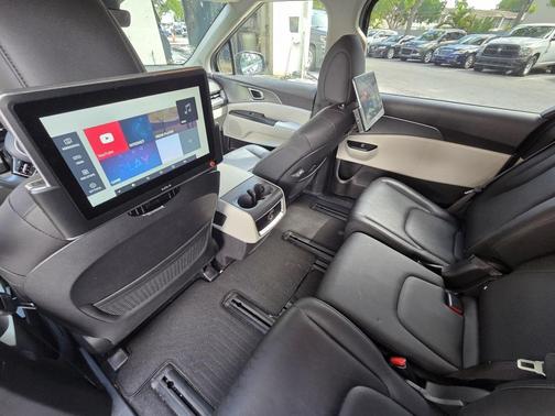 2023 Kia Carnival LX