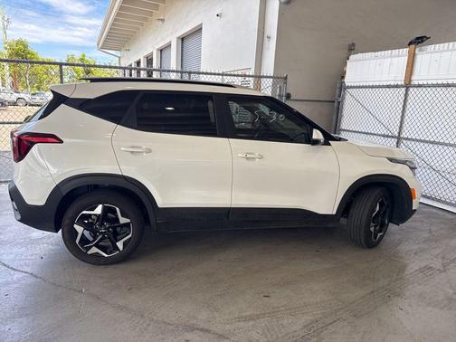 Snow White Pearl 2025 Kia Seltos S