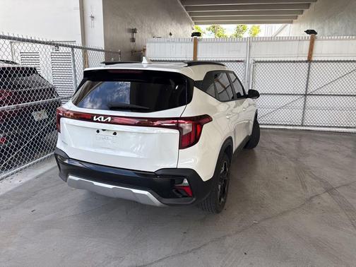 Snow White Pearl 2025 Kia Seltos S