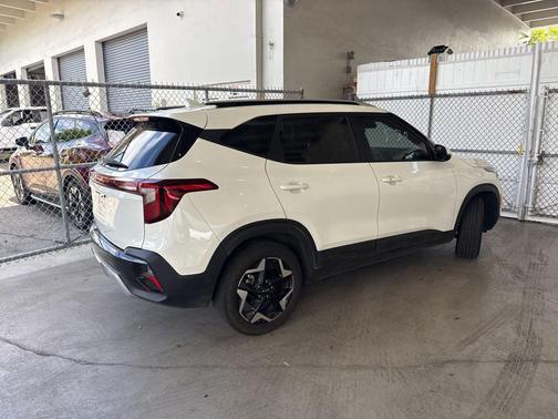 Snow White Pearl 2025 Kia Seltos S