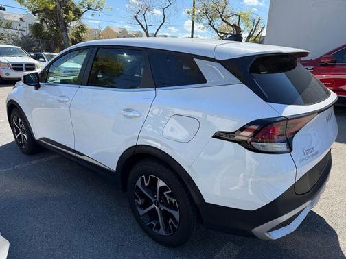 Glacial White Pearl 2024 Kia Sportage EX