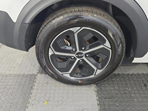 2023 Kia Niro LX
