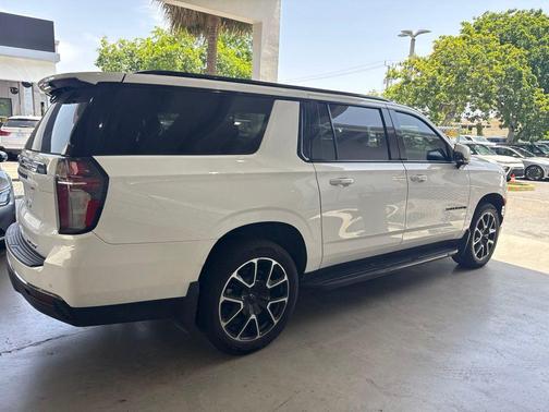 Summit White 2022 Chevrolet Suburban RST