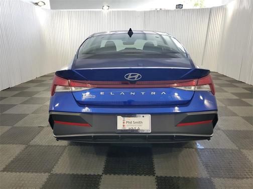 2024 Hyundai ELANTRA SE