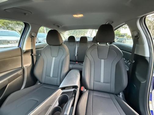 2024 Hyundai ELANTRA SE