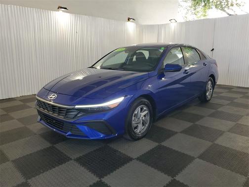 2024 Hyundai ELANTRA SE