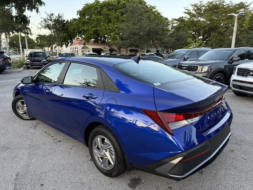 2024 Hyundai ELANTRA SE