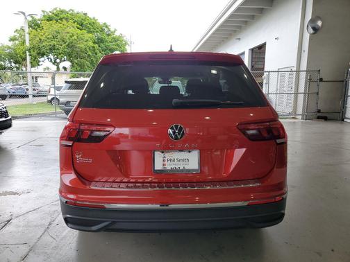 Kings Red Metallic 2023 Volkswagen Tiguan 2.0T SE