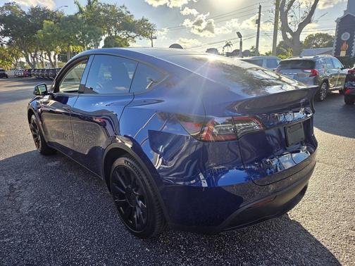 2022 Tesla Model Y Long Range Dual Motor All-Wheel Drive