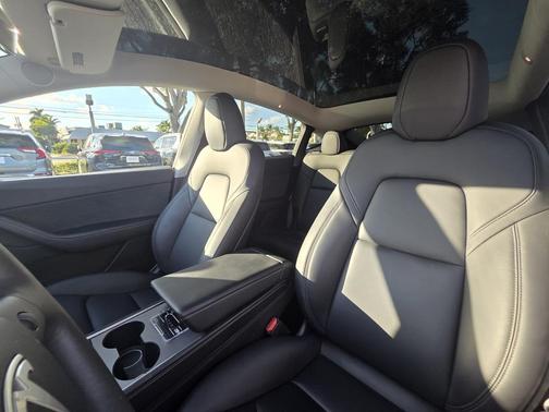 2022 Tesla Model Y Long Range Dual Motor All-Wheel Drive