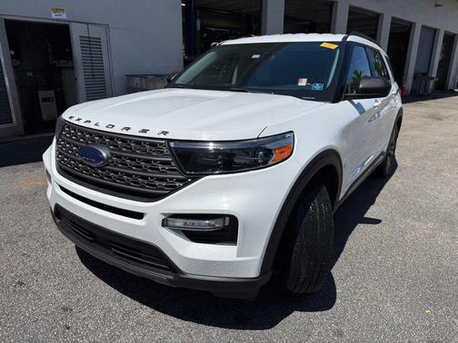 Oxford White 2021 Ford Explorer XLT
