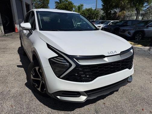Glacial White Pearl 2024 Kia Sportage EX