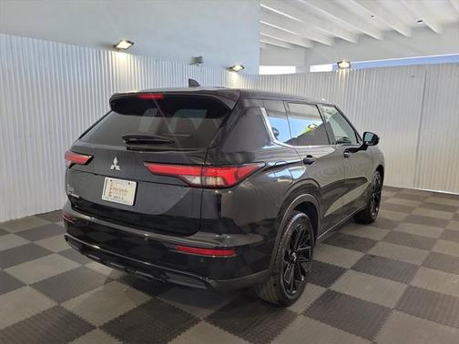2022 Mitsubishi Outlander Black Edition 2WD