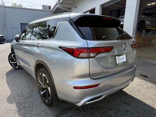 Alloy Silver Metallic 2022 Mitsubishi Outlander SEL 2.5 2WD