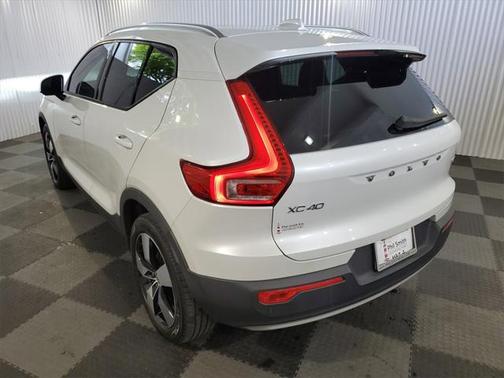2021 Volvo XC40 T5 Momentum