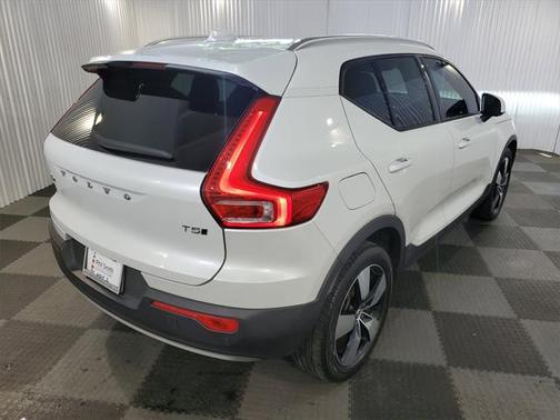 2021 Volvo XC40 T5 Momentum
