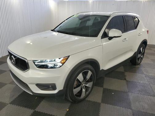 2021 Volvo XC40 T5 Momentum