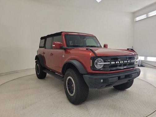 Hot Pepper Red Metallic Tinted Clearcoat 2022 Ford Bronco Outer Banks
