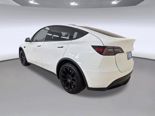 Pearl White Multi-Coat 2024 Tesla Model Y RWD