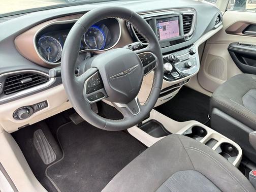 Bright White Clearcoat 2023 Chrysler Voyager LX