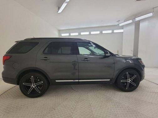 Magnetic Metallic 2018 Ford Explorer XLT