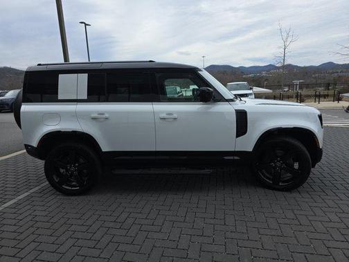 2025 Land Rover Defender P400 X-Dynamic SE