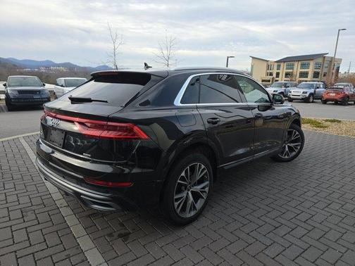 2022 Audi Q8 55 Premium Plus