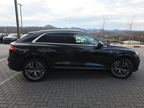 2022 Audi Q8 55 Premium Plus