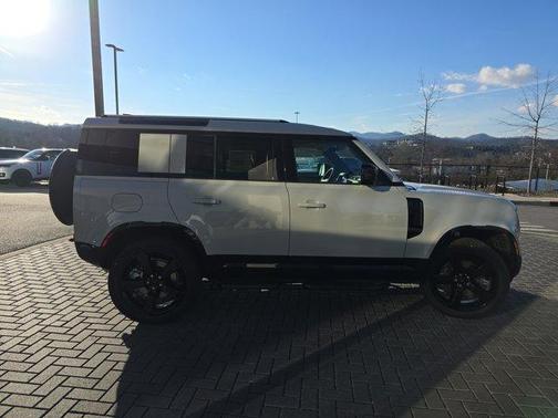 2026 Land Rover Defender 110 X-Dynamic SE